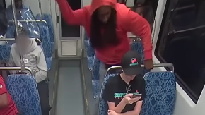 Fue apuñalada en un tren: Difunden video del brutal asesinato de joven ucraniana refugiada de la guerra en EE.UU