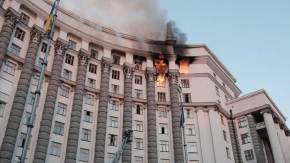 Escala la guerra en Ucrania: Rusia dispara más de 800 proyectiles e impacta sede del gobierno en Kiev