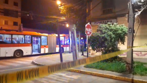 Carabinero de civil frustra asalto en una micro: un delincuente falleció y otros dos huyeron ”