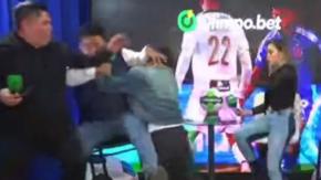Escándalo en Perú: Panelistas de show de fútbol terminan a puñetazos tras derrota de Alianza ante la 'U' Escándalo en Perú: Panelistas de show de fútbol terminan a puñetazos tras derrota de Alianza ante la 'U'