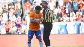 Exarquero "Pato" Toledo se desploma en la cancha del Claro Arena en medio de amistoso de leyendas Exarquero "Pato" Toledo se desploma en la cancha del Claro Arena en medio de amistoso de leyendas