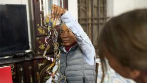 Hombre vietnamita rompió récord de las uñas más largas del mundo: miden casi 6 metros