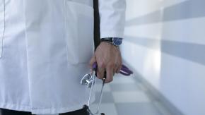 Condenan a prisión a médico por amputarse las piernas: Lo hizo para cobrar un seguro y por fetiche sexual Condenan a prisión a médico por amputarse las piernas: Lo hizo para cobrar un seguro y por fetiche sexual