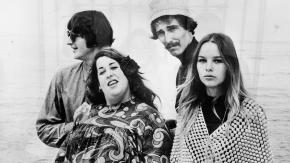 Infidelidades, drogas y acusaciones de incesto: La oscura historia detrás de The Mamas & The Papas, la banda que marcó a los 60s