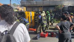 Furgón escolar con niños en el interior resulta volcado en Recoleta tras persecución: hay un fallecido Furgón escolar con niños en el interior resulta volcado en Recoleta tras persecución: hay un fallecido