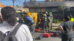 Un niño fallecido y dos detenidos: Qué se sabe del fatal volcamiento de furgón escolar en Recoleta tras persecución