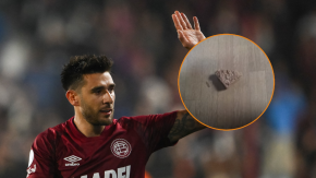 Jugadores de Lanús denuncian que hinchas de la U apedrearon el bus que los trasladaba al Estadio Nacional Jugadores de Lanús denuncian que hinchas de la U apedrearon el bus que los trasladaba al Estadio Nacional