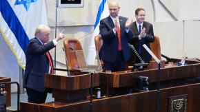 Trump es recibido con aplausos en Parlamento de Israel: "La larga y dolorosa pesadilla ha terminado al fin" Trump es recibido con aplausos en Parlamento de Israel: "La larga y dolorosa pesadilla ha terminado al fin"