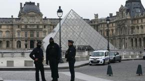 Ladrones del Louvre perdieron algo del botín en su huida: una corona y esmeraldas habrían sido recuperadas Ladrones del Louvre perdieron algo del botín en su huida: una corona y esmeraldas habrían sido recuperadas