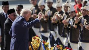 VIDEO | Con baile incluido: Así fue la llamativa llegada de Donald Trump a Malasia VIDEO | Con baile incluido: Así fue la llamativa llegada de Donald Trump a Malasia