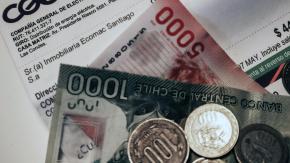 Créditos, arriendos, matrículas escolares y seguros: Qué servicios pudieron haberse encarecido por el error en las cuentas de luz
