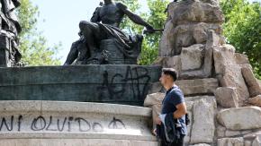 Un día después de ser reinaugurada: vandalizan fachada de la Fuente Alemana del Parque Forestal Un día después de ser reinaugurada: vandalizan fachada de la Fuente Alemana del Parque Forestal