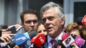 Longueira tras ser absuelto del caso SQM: "Nada va a reponer el daño que le han hecho a mi familia" Longueira tras ser absuelto del caso SQM: "Nada va a reponer el daño que le han hecho a mi familia"