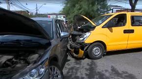 Furgón escolar con 12 niñas chocó con auto en Recoleta: hay menores lesionados