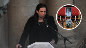 "A las exparejas...": Hijo de Héctor Noguera provocó risas con particular broma en medio de misa de despedida "A las exparejas...": Hijo de Héctor Noguera provocó risas con particular broma en medio de misa de despedida