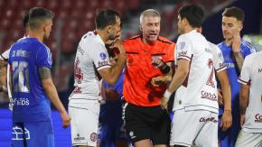 La seria acusación de capitán de Lanús tras empate ante la U en la Sudamericana: "En todas las jugadas me decía lo mismo" La seria acusación de capitán de Lanús tras empate ante la U en la Sudamericana: "En todas las jugadas me decía lo mismo"