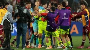 VIDEO | Golpes, ahorcamientos y empujones: El polémico final entre la U y Lanús en Argentina VIDEO | Golpes, ahorcamientos y empujones: El polémico final entre la U y Lanús en Argentina