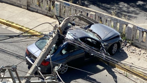 Conductora chocó y derribó tres postes en Cerro Barón de Valparaíso: habría sufrido ataque de epilepsia Conductora chocó y derribó tres postes en Cerro Barón de Valparaíso: habría sufrido ataque de epilepsia