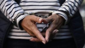 Conmoción en Florida: Madre obligaba a su hija de 11 años a grabar actos sexuales incluso con su perro para enviarlo
