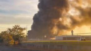 Impactante momento: Captan a avión de carga estrellándose cerca del aeropuerto en EE.UU.