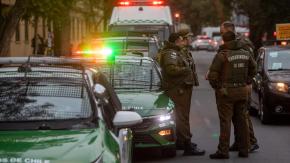 Hasta con palmada incluida mujer se hace pasar por mamá de joven para evitar detención: "Vamos altiro para la casa"