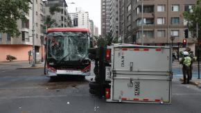 VIDEO | Así fue el momento en el que un bus Red chocó contra un camión en Santiago: no habría respetado luz roja
