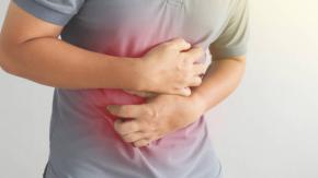 Oncólogo advierte sobre nuevos factores de riesgo del cáncer gástrico: llama a "disminuir al mínimo" este hábito