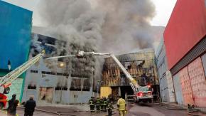 Enorme incendio con más de 15 horas de duración afecta a dos galpones de la Zofri Enorme incendio con más de 15 horas de duración afecta a dos galpones de la Zofri