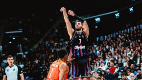 VIDEO | ¡Le dio el triunfo a su equipo!: Chileno Sebastián Herrera anota un triple al último segundo en la Euroliga y se hace viral