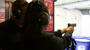 Más mujeres chilenas optan por tener un arma en casa Más mujeres chilenas optan por tener un arma en casa