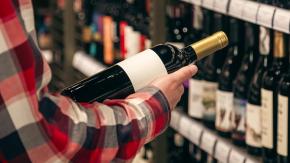 ¿Sirve poner el vino tinto en el refrigerador antes de sacarlo para beber? 
