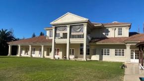 Ocho dormitorios, siete baños, piscina, jacuzzi y más: Así es y esto cuesta arrendar la mansión que fue de Anita Alvarado