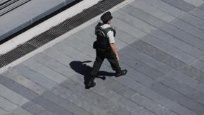 "¿A quién le estamos pasando las armas?": Revelan fotos de gendarme presumiendo subametralladora y drogas desde la cárcel