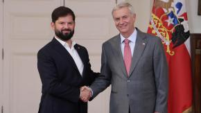 Polémicas sobre rol de primera dama y "amarre" de funcionarios elevan tensión entre gobierno de Boric y Kast