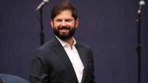 "Sin permiso, para los que vienen...": La broma del Presidente Boric sobre pintar murallas en La Moneda