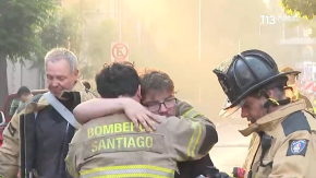 Muere bombero mientras combatía incendio en la comuna de Santiago