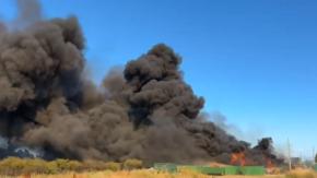 Alerta roja por incendio forestal en Maule: Fuego avanza hacia viviendas 