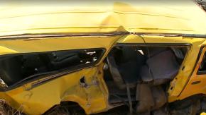 Furgón con cinco pasajeros chocó con tren que transportaba ácido sulfúrico