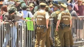 Manifestantes se enfrentan a Carabineros en la previa de discurso de Kast en La Moneda: habrían intentado colgar un lienzo
