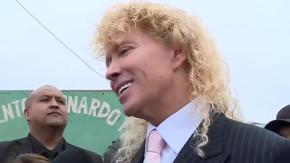 Los millonarios regalos que Farkas dio a familias en inauguración de casas que se construyeron con venta de su mansión