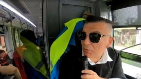 “Micro karaoke”: conductor invita a sus pasajeros a despedir el año cantando