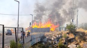 Incendio en centro de acopio de neumáticos en Peñalolén