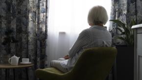 De qué trata el proyecto que sancionaría a familias que no visiten a sus adultos mayores: arriesgan multan de casi $700 mil