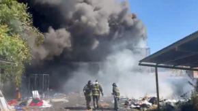 Bomberos combate incendio descontrolado en plena Alameda