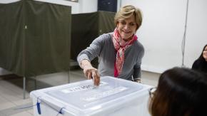 Matthei acude a votar y adelanta que Kast será quien triunfe: "Estamos viendo cómo van a recortar los 6 mil millones"