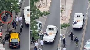 Impresionante video en centro de Santiago: Motochorro asaltó a señora, fue retenido y huyó en pick up de camión