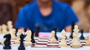 Con tres años: Niño de India sorprende al mundo y se convierte en el jugador de ajedrez más joven de la historia