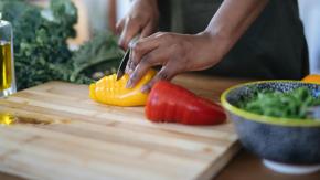 Tablas de cocina están llenas de bacterias: cómo limpiarlas bien y por qué las de plástico son las peores