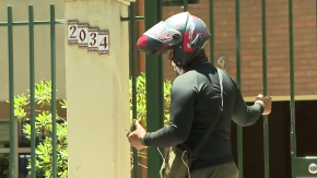 Edificios piden que repartidores entren sin cascos 