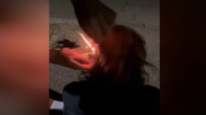 Dos menores se graban prendiendo fuego al pelo de hombre en situación de calle en España